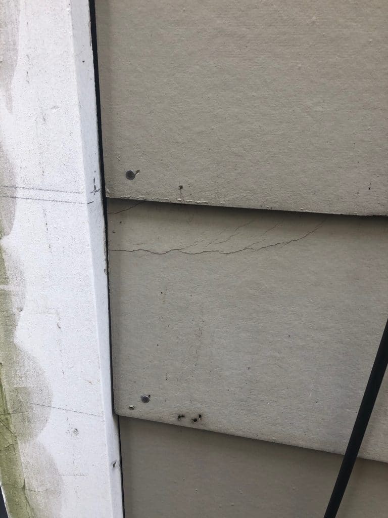 Picture of James Hardie Siding that was incorrectly installed. This image shoes where the siding is not caulked near the trim.